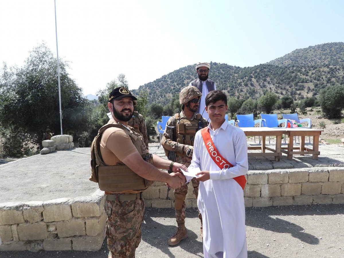 KP_Aagahi's tweet image. جنوبی وزیرستان، رغزئی: مقامی کمانڈنگ آفیسر نے محب اکیڈمی کا دورہ کیا، طلباء و اساتذہ سے ملاقات کی اور تعلیمی اشیاء و تحائف تقسیم کیے۔
ان کا کہنا تھا: &quot;اصل طاقت علم میں ہے&quot;

#SouthWaziristan #Education #KnowledgeIsPower #KPK #Peace