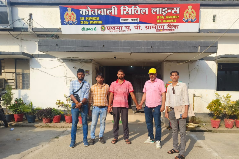 bstvlive's tweet photo. बदायूं
➡STF की बरेली यूनिट को मिली बड़ी सफलता
➡2 लाख के इनामी सुमित को एसटीएफ ने पकड़ा
➡2018 में बदायूं जेल की दीवार फांदकर भागा था
➡ब्लॉक प्रमुख योगेंद्र की हत्या में गया था जेल
➡STF बरेली ने सुमित को बरेली से किया गिरफ्तार
#BadaunNews #STFSuccess | @uppstf | @budaunpolice https://t.co/Q1HgnmD1Ow