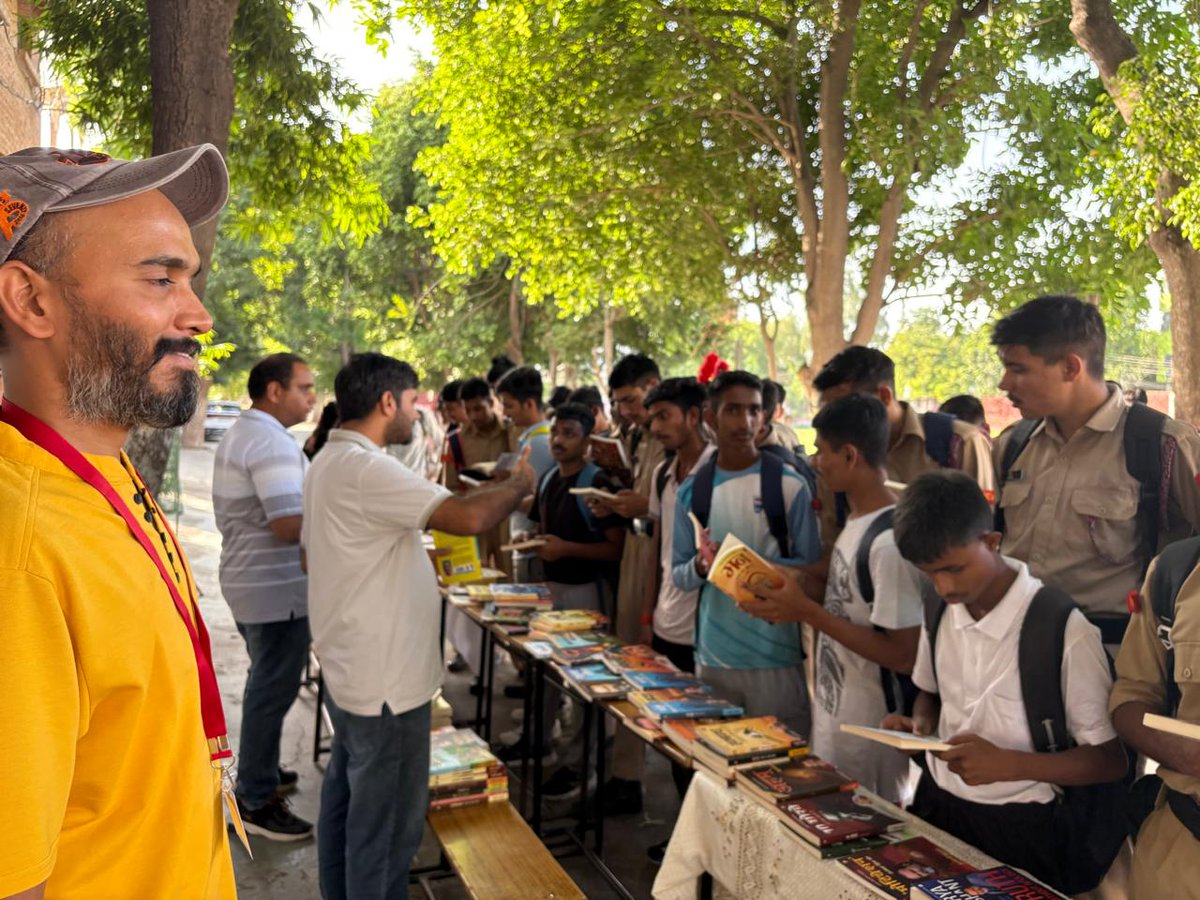 bn_hisar's tweet photo. Turning Pages, Building Knowledge.! 📚📖
Our NCC Cadets from CRM Jat College, Hisar visited the Book Fair & got Lost in a World of Words.! 📚💡
Let's Cultivate a Love for Reading & Expand Our Horizons..!
#NCC
#BookFair #ReadingIsPower https://t.co/YEoCA1TCQB