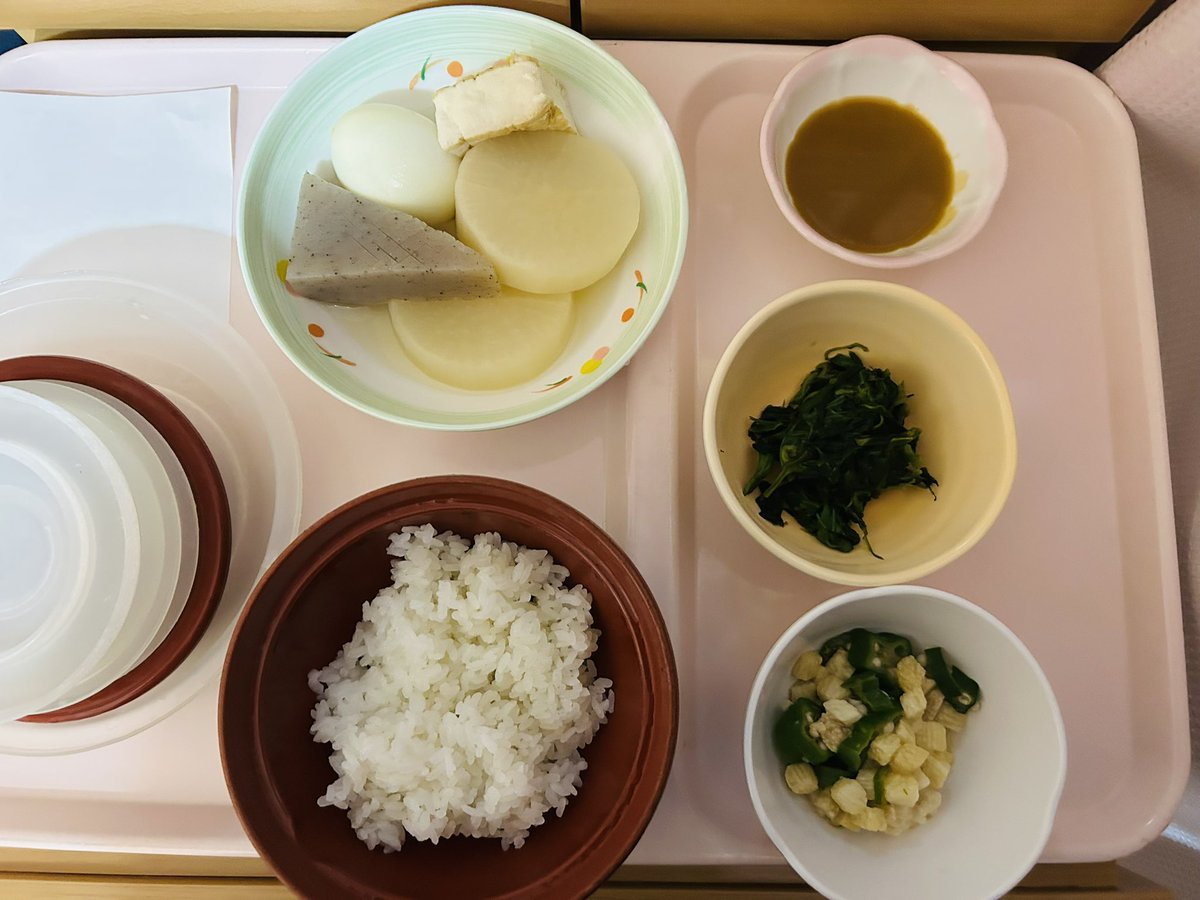 TORO331107's tweet photo. こんばんは^_^
昼食と夕食です。
明日は外出許可を頂き自宅へ
帰ります。
28日に退院なので
自宅をスリッパなしの生活を
する為玄関から全部絨毯を
敷き詰める事になりました。
私がボルトを入れた身体で
滑らない、転ばないを考えた
娘達の意見です。
少し模様変えも必要なので
様子見にかえります。 https://t.co/90utfHufnI