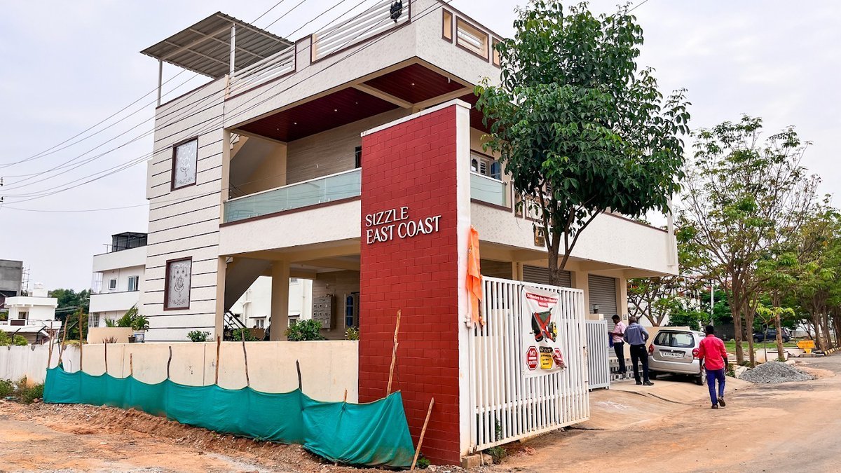 SizzleProperty's tweet image. ✨ Take a Look at Our Newly Launched Project! 🏡 – Sizzle East Coast Phase 4

In the first 3 phases, residents have already built their dream homes, moved in, and created a thriving community that reflects quality, comfort, and modern living. 🌿

📍Budigere Cross 

📞7411554415
