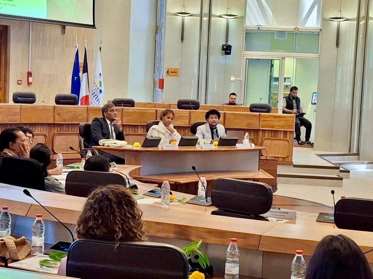 AIIA_NDelhi's tweet image. Ayurveda Day goes International
Dr. Prasanth Dharmarajan, Assoc. Prof. (Panchakarma), AIIA New Delhi, representing India &amp;amp; @moayush, delivered a talk in French Réunion on “Ayurveda for People &amp;amp; Planet” for the 10th #AyurvedaDay.
Huge citizen turnout to celebrate &amp;amp; learn Ayurveda