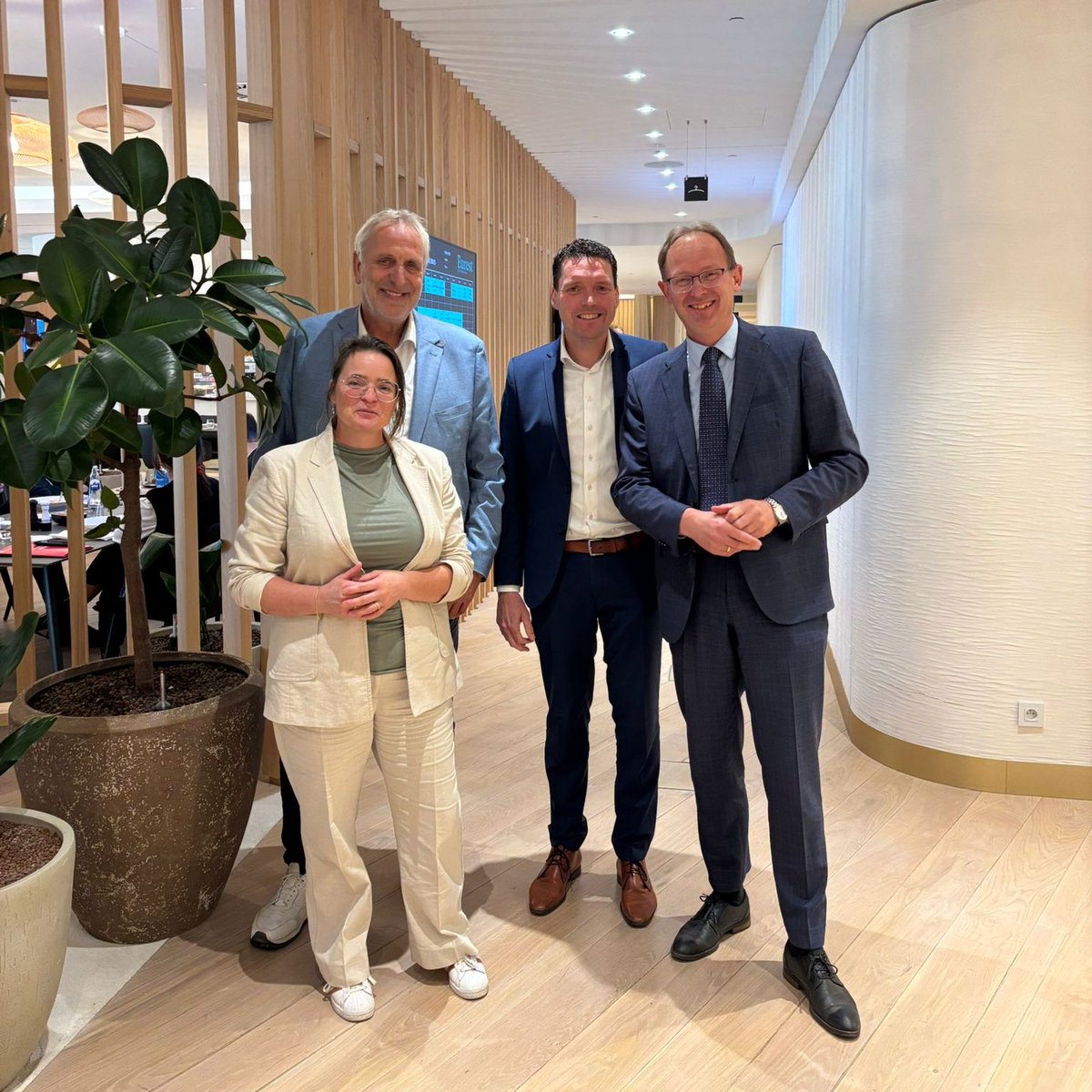 Haags bezoek vanmiddag in Brussel! Tweede Kamerleden <a href="/ElineVedder/">Eline Vedder</a>, Wim Meulenkamp &amp; Harm Holman gesproken over knellende Nitraatrichtlijn. Aangegeven dat het Europarlement, mede op mijn initiatief, heeft opgeroepen tot herziening. Noodzakelijk dat NL daar ook voor blijft lobbyen!