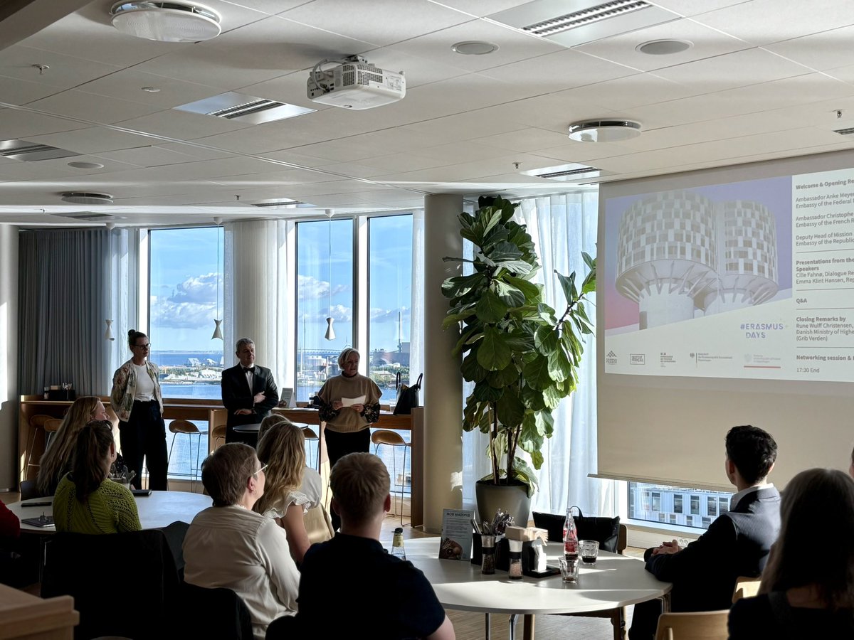 Udveksling, dannelse og diskussion styrker demokrati, forståelse og sammenhold. <a href="/EUErasmusPlus/">Erasmus+</a> er et fantastisk 🇪🇺-program der netop byder dét. Derfor var det med stor glæde at jeg og min 🇫🇷 og 🇵🇱 kollega i går kunne byde 70 interesserede unge velkommen til vores fælles infoaften