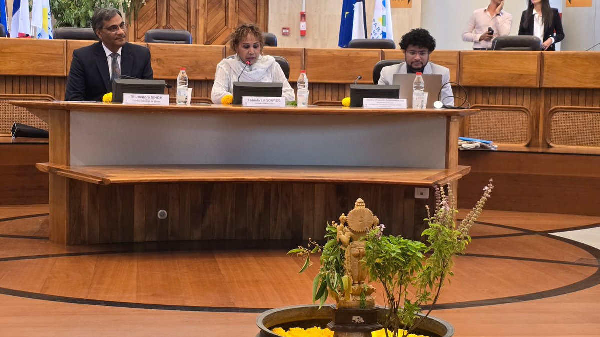 AIIA_NDelhi's tweet image. Ayurveda Day goes International
Dr. Prasanth Dharmarajan, Assoc. Prof. (Panchakarma), AIIA New Delhi, representing India &amp;amp; @moayush, delivered a talk in French Réunion on “Ayurveda for People &amp;amp; Planet” for the 10th #AyurvedaDay.
Huge citizen turnout to celebrate &amp;amp; learn Ayurveda