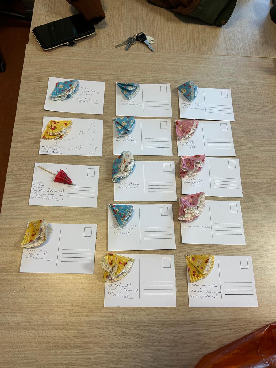 Vandaag is het Gewoon een beetje extra aardig-dag! 💛Buurtbewoners schreven lieve kaartjes die (<a href="/woonin/">onin soluta</a> en <a href="/DOCKUtrecht/">DOCK Utrecht</a>)  we samen met stroopwafels uitdeelden bij @JumboNL Merelstraat en winkelcentrum de De Gaard.  #utrechtaardig 
Samen maken we Utrecht mooier.