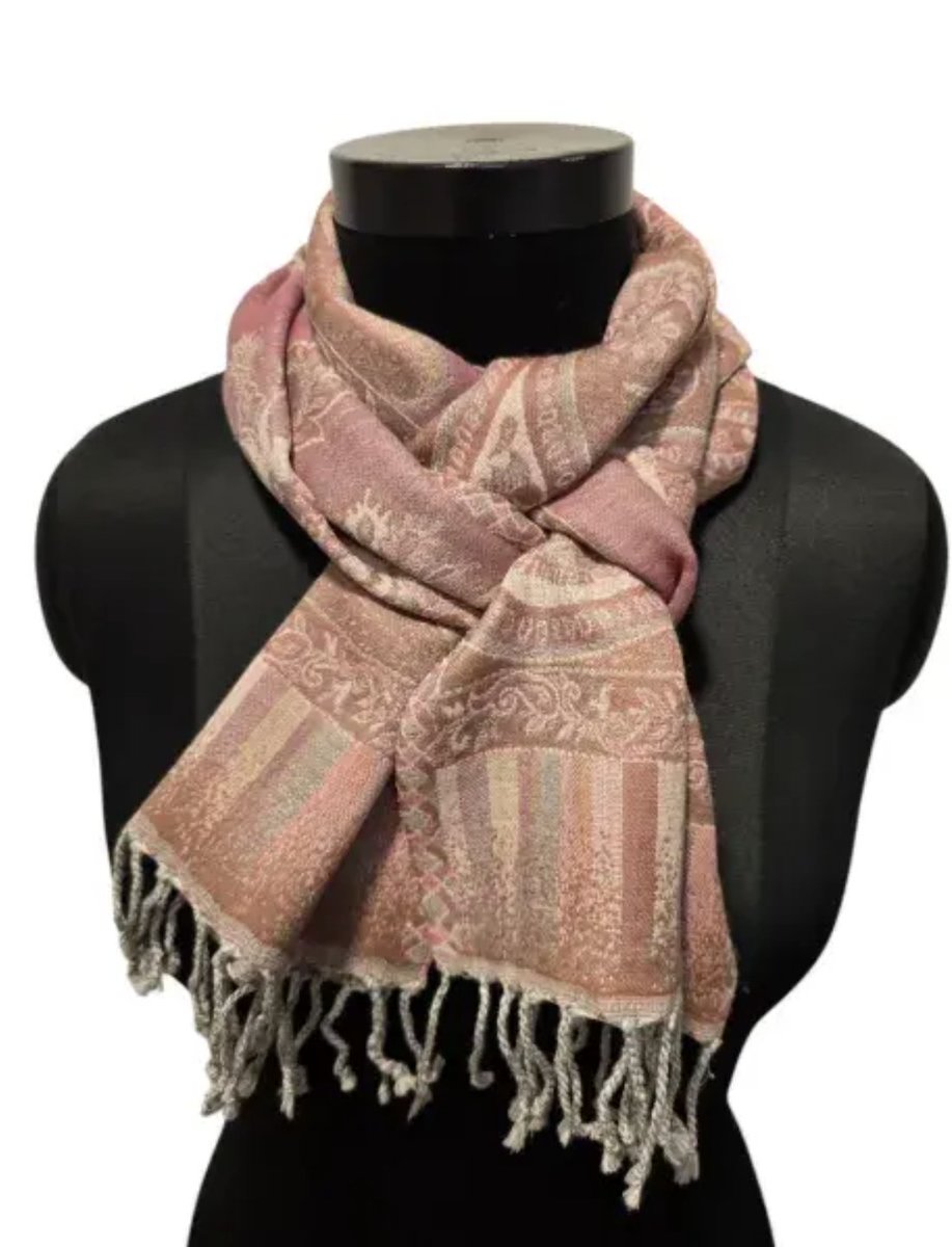 Conceptsource's tweet image. Wrap yourself in elegance 🧣✨
Our Beige &amp;amp; Old Pink Narrow Lambswool Scarf is perfect for adding a soft, stylish touch to any outfit

Shop now 👉 zurl.co/hNIR4

#ConceptsKart #LambswoolScarf #WinterStyle #CozyChic #FashionAccessories #SoftAndStylish #WardrobeEssentials