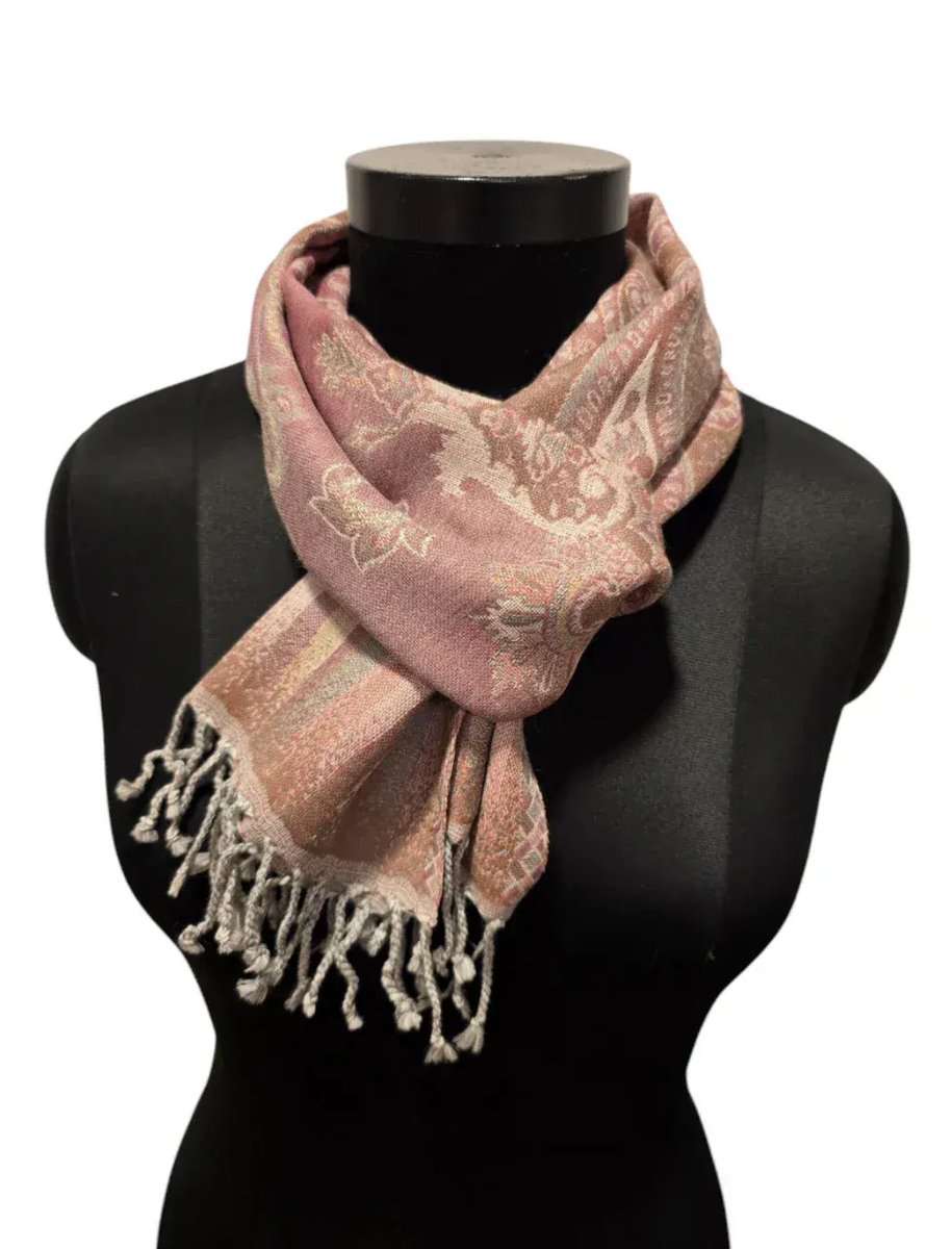 Conceptsource's tweet image. Wrap yourself in elegance 🧣✨
Our Beige &amp;amp; Old Pink Narrow Lambswool Scarf is perfect for adding a soft, stylish touch to any outfit

Shop now 👉 zurl.co/hNIR4

#ConceptsKart #LambswoolScarf #WinterStyle #CozyChic #FashionAccessories #SoftAndStylish #WardrobeEssentials