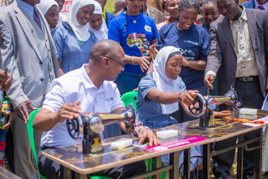 LordShawnDK's tweet image. Kakindu is rising with hope!

Classrooms replacing trees, children receiving free healthcare, girls gaining skills, and 200+ trees planted.

That’s what @kanosug is doing to turn service into impact. 

#RotaryEyamba #UniteForGood9213 #Kanos4Kakindu