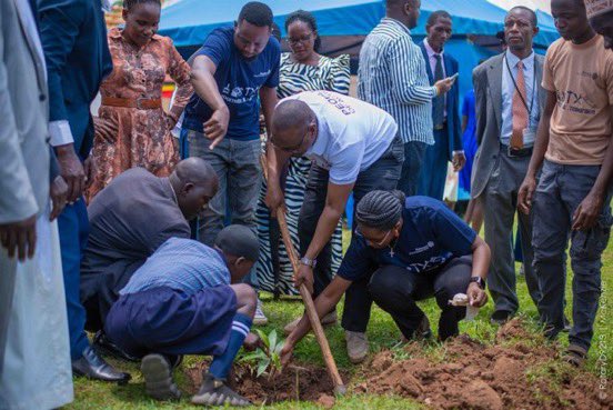 LordShawnDK's tweet image. Kakindu is rising with hope!

Classrooms replacing trees, children receiving free healthcare, girls gaining skills, and 200+ trees planted.

That’s what @kanosug is doing to turn service into impact. 

#RotaryEyamba #UniteForGood9213 #Kanos4Kakindu