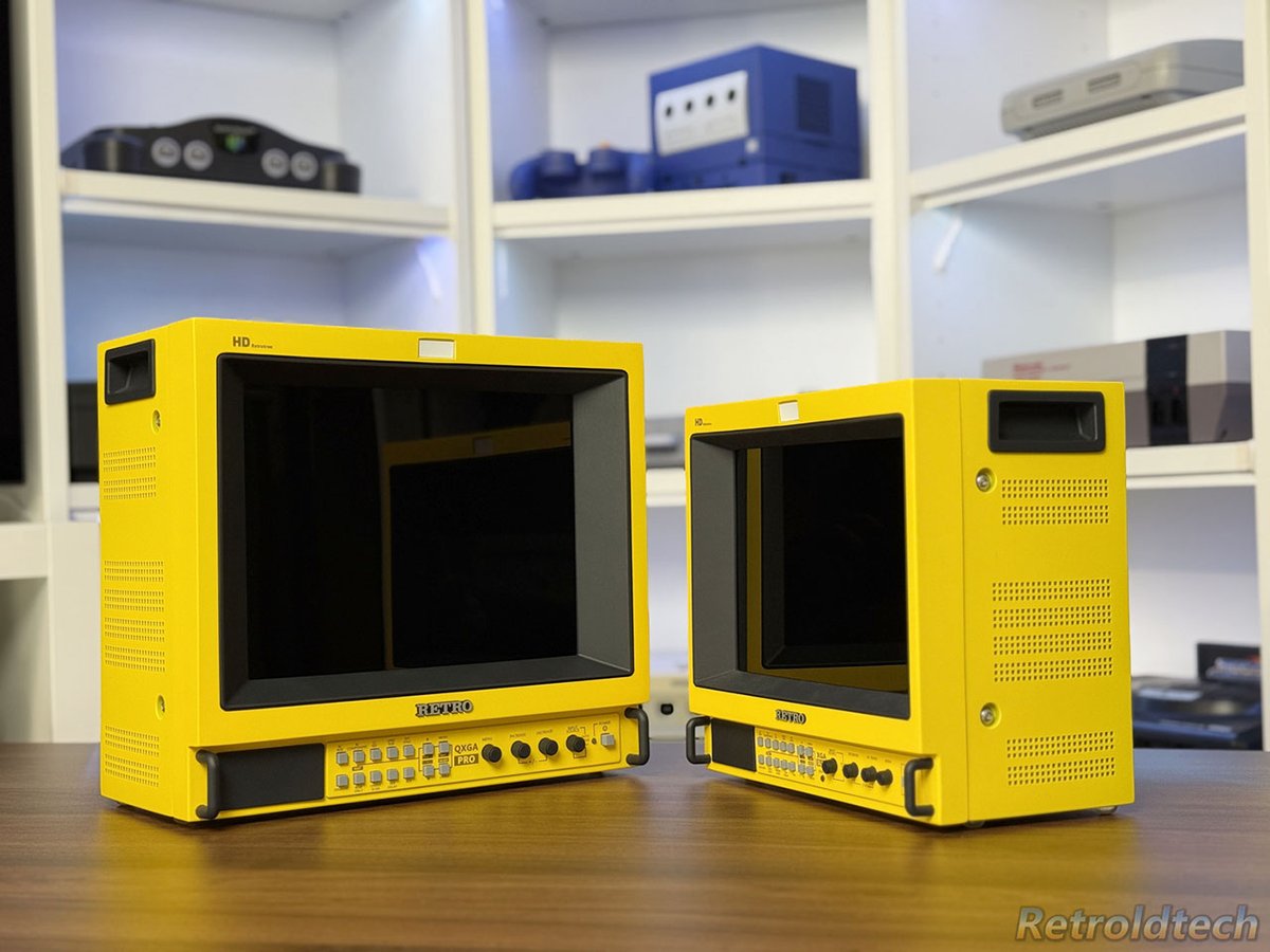 Retroldtech's tweet image. 8&quot; Slim PVM vs 9.7&quot; Slim PVM PRO, face to face 💛

That yellow brings some serious 90s vibes… if you know, you know 😉

#RetroGaming #SlimPVM #SlimPVMPro #90sVibes #RetroStyle #PVMmonitor