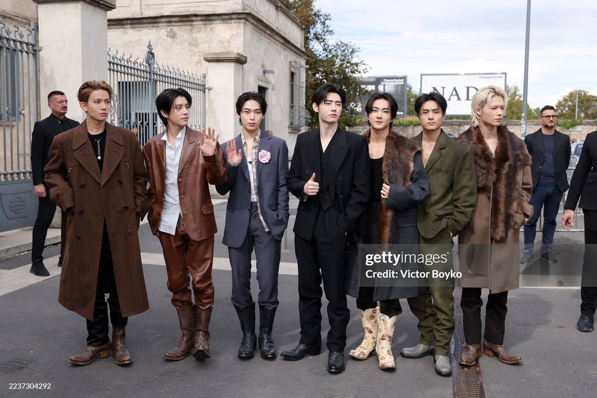 วงนายแบบมากกกก พี่แวมไพร์ไม่ตายกล้อง getty image สักคน แวมไพร์ดิวะะะ

THE VAMPIRES WEAR PRADA
#PRADAxENHYPEN #ENHYPENonPradaSS26 #PradaSS26 #Prada <a href="/Prada/">PRADA</a> #ENHYPEN <a href="/ENHYPEN_members/">ENHYPEN</a> <a href="/ENHYPEN/">ENHYPEN OFFICIAL</a>