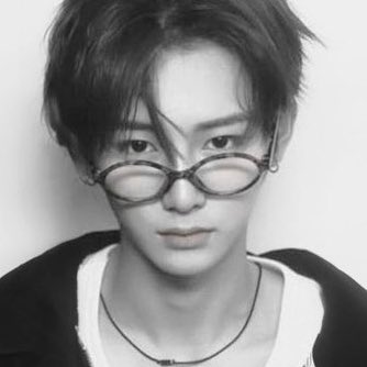 wonxinlcver's tweet photo. wait bc… are these the same glasses ??? https://t.co/eI4dKZCWfK