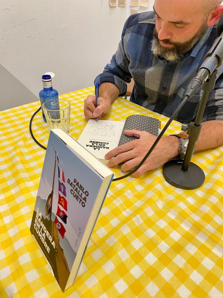 🏔️Llenazo de presentación en <a href="/Sputnik_lc/">Sputnik librería café</a> con <a href="/gerclouds/">Pablo Batalla 🇵🇸🇺🇦</a> 
🌱No dejéis de leer su libro ‘La bandera en la cumbre. Una historia política del montañismo’ <a href="/Capitan_Swing/">Capitán Swing</a> 
🐝Gracias por dejarme comprobar todo lo que se aprende leyendo y escuchando a Pablo: buscad un ejemplar ya!