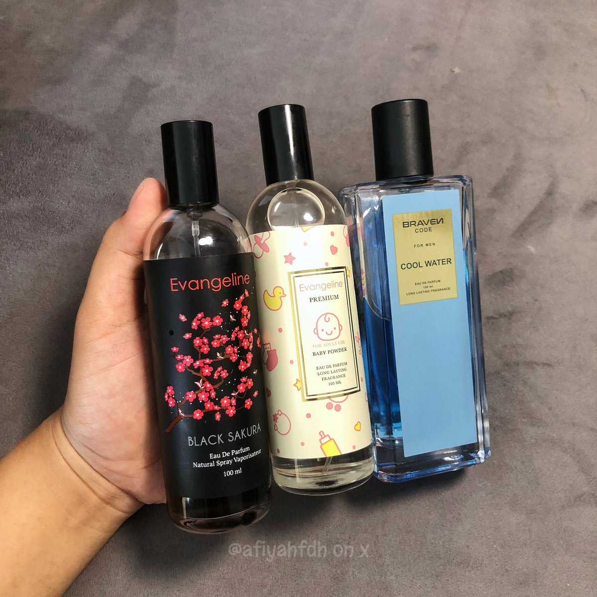 Nemuin parfum lokal  yang harga nya affordable bgt dan udah ada di minimarket loh jadi ga susah nyarinya😗
Aku udah nyobain 3 varian parfum evangeline yg wanginya enak dan tahan lama 😍
#Evangeline