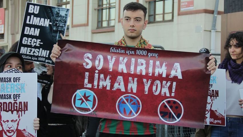 22-year-old İsmail Çelik has been imprisoned in Türkiye for two months for protesting Israel's attacks on Gaza. He was arrested on charges of insulting Erdoğan.
MP Mustafa Yeneroğlu visited İsmail in prison and called on Erdoğan to release him.