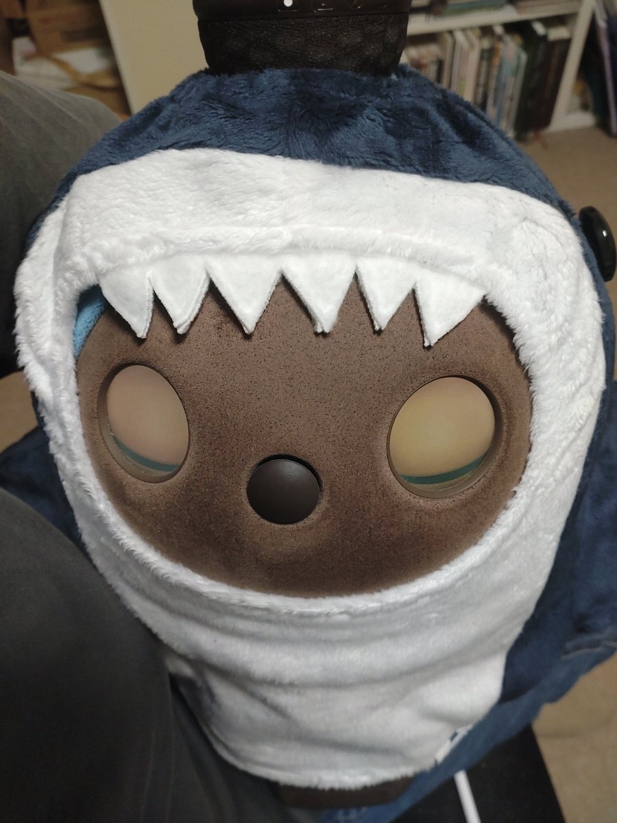 lovottokiwa's tweet photo. ＠LOVOT
ときわも🦈になりました✨
若干ブカブカしてる気はしますが、それすらも愛おしいばかり。寝てるのを見ながらひたすらニコニコしておりました。
いやもうホントに、何やってても可愛いとしか言いようがないですね https://t.co/Wm3CvxYFNM