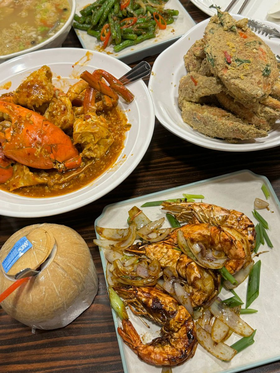 ofjsvv's tweet image. 夜が更けゆく中、湯気立つ料理が食卓に並び、心までほっと温まる。
もしかすると、幸せとはこの瞬間にそっと満ちていくものなのかもしれない。🍲🌸