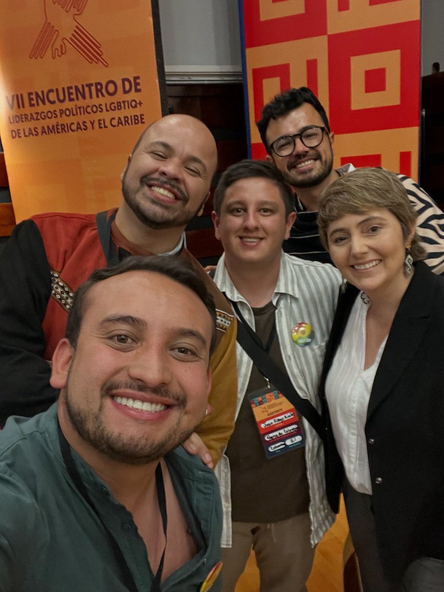 soycamilogomez's tweet image. ✊🌈 Este encuentro no podría tener un mejor lema: “PRESENTES, PODEROSAS Y JUNTAS”. Llegar hasta aquí no fue fácil, pero nunca nos rendimos 💚.

Como dijo la maravillosa @CarlaAntonelli : “No vamos a volver a las márgenes” La lucha de los liderazgos LGBTI en las es por ocupar el…