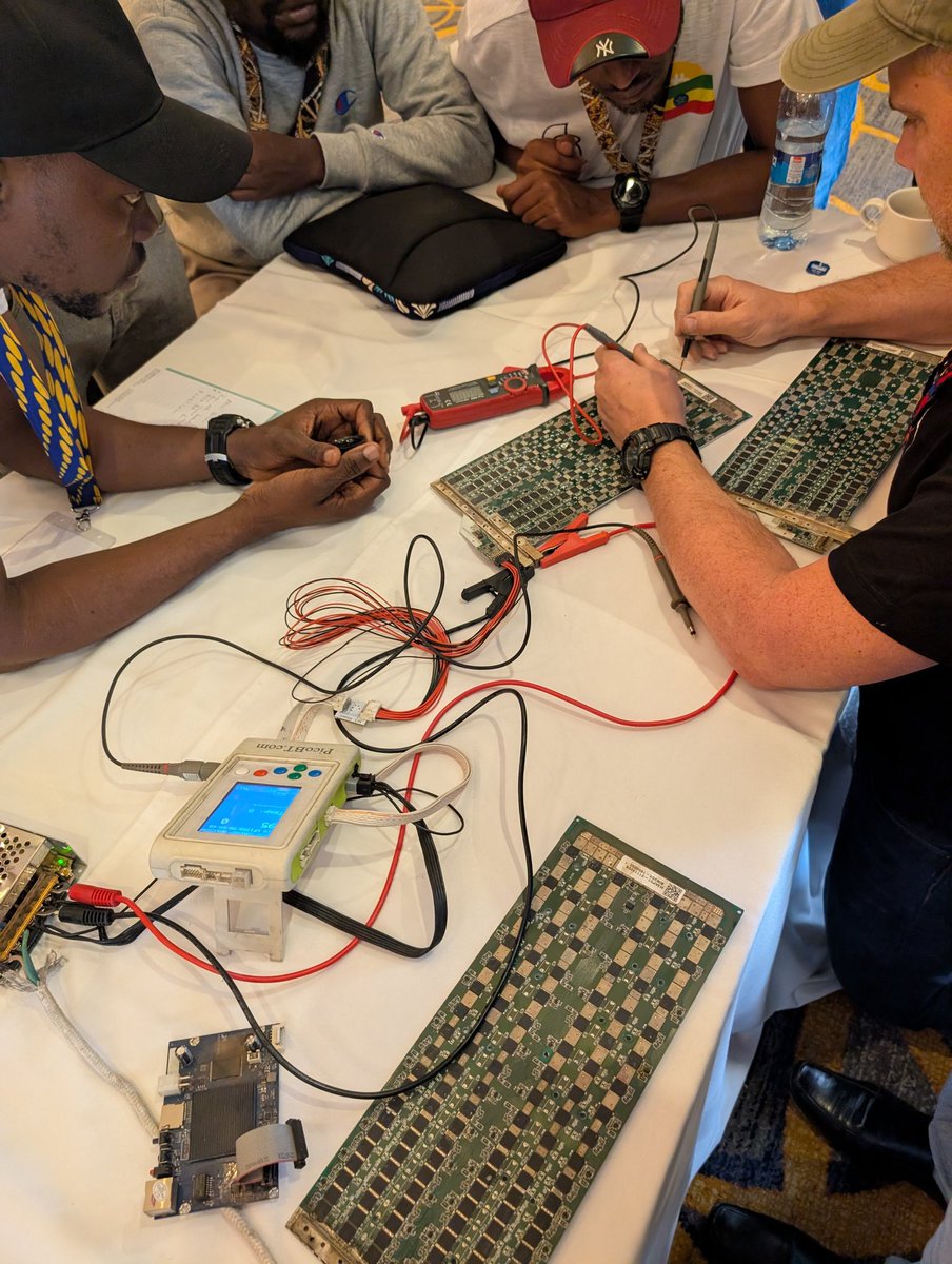 jesse_hodl's tweet photo. Hashboard repair introduction in Zambia.

Miners hand in hand, competing for a share of the pie, helping each other maintain their hashrate.

You gotta love it https://t.co/uhkwfEFWa8