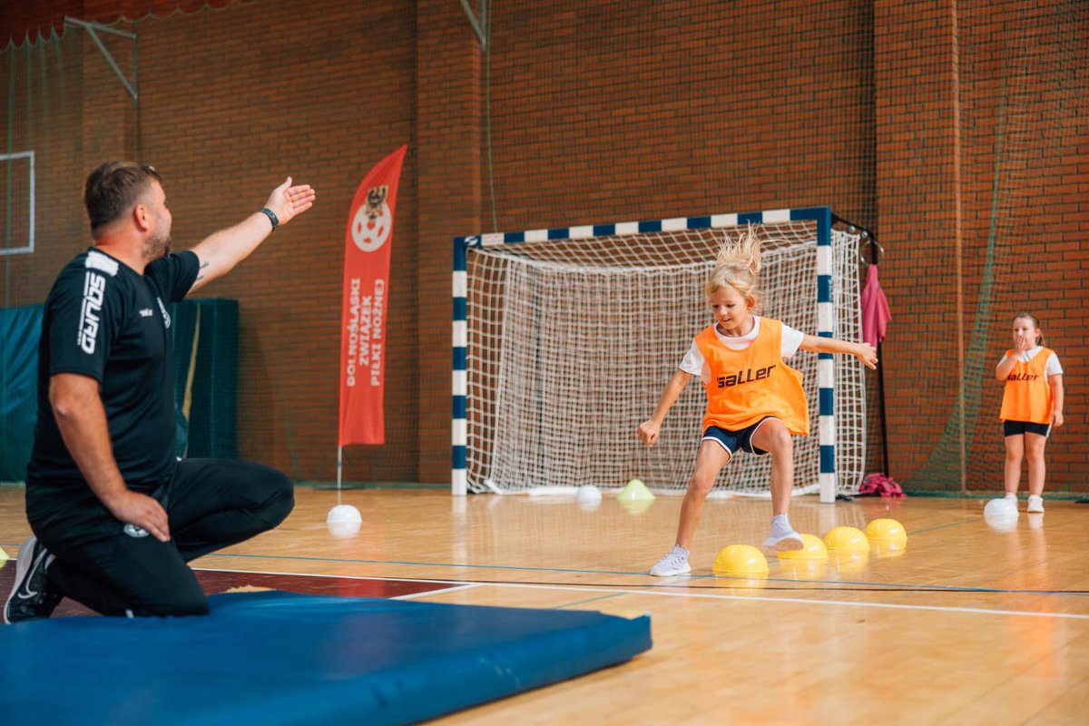 Złotoryja jutro żyje piłką! ⚽

Projekt zDolnośląskie Dzieciaki <a href="/DolZPN/">Dolnośląski Związek Piłki Nożnej</a> wjeżdża do SP 3 w Złotoryi z treningami dla ponad 200 dzieci – <a href="/KoltonRoman/">Roman Kołtoń</a> szkoda, że jesteś w Warszawie, bo emocji będzie tyle, że trudno to opisać ✍️😉ps. Uciekałeś z WF🤔😀