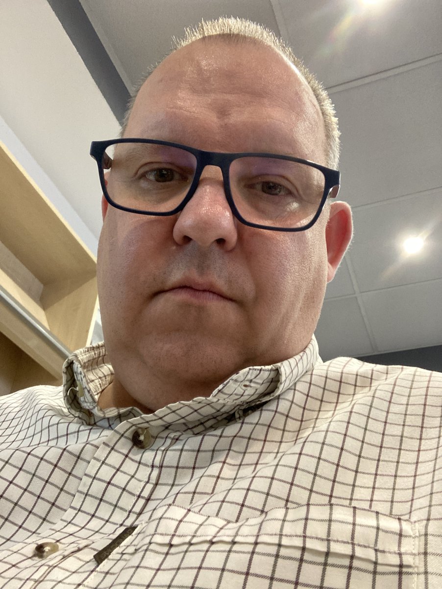 Pierwszy dzień na nowym i uzupełnianie excelków plus skanowanie kupy papierzysk. Jest kurła entuzjazm na gębie.