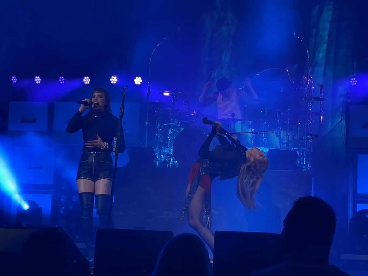 MitchP1983's tweet image. Amazing performance from @LindseyStirling last night at the @AEPowerHouseCR in #CedarRapids ! Incredible to watch what she does on stage all while absolutely slaying on the violin! Great show! #neverestdualitytour #violin #LindseyStirling