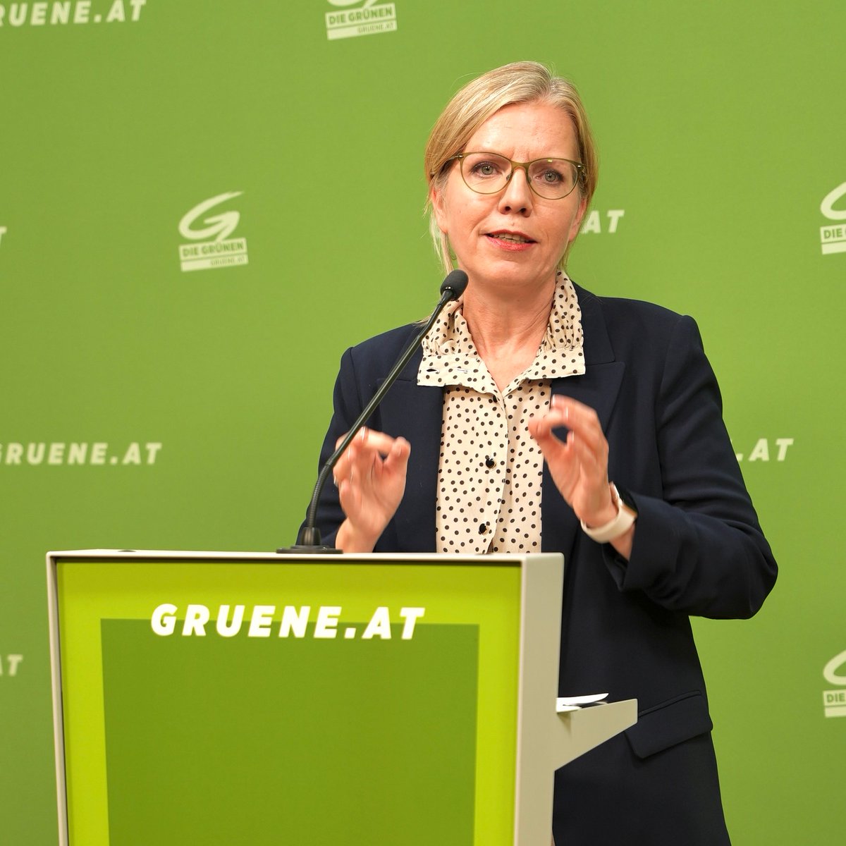 "Ich erwarte mir vom Herrn Betonminister: dass er noch einmal darüber nachdenkt, welchen Scherbenhaufen er den Kindern dieser Stadt hinterlässt. Denn so ehrlich soll er sein: wegräumen wird er ihn nicht mehr." 🗨️ <a href="/lgewessler/">Leonore Gewessler</a> #nobau