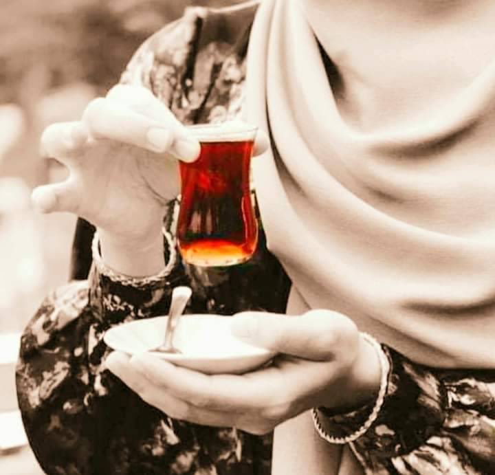 Yanımda değilsin ya,
Neşe mi kalır insan da,
İki lafın belini kırmadık tan sonra..