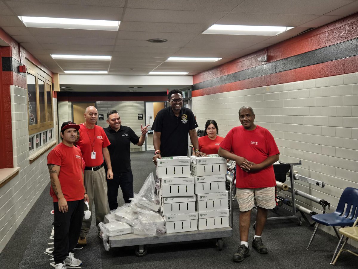 StateRepWEST's tweet image. Over 200 families came out last night to connect with resources and left with bags of free groceries! 

Huge thank you to everyone who made the Nicor Resource Fair a success—this is what community impact looks like.

 #CommunityFirst #NicorResourceFair