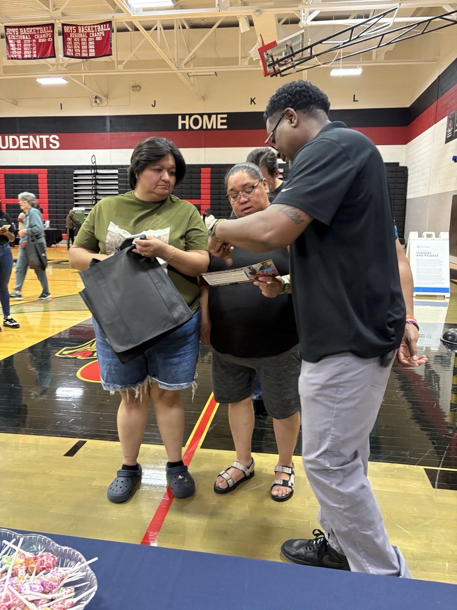 StateRepWEST's tweet image. Over 200 families came out last night to connect with resources and left with bags of free groceries! 

Huge thank you to everyone who made the Nicor Resource Fair a success—this is what community impact looks like.

 #CommunityFirst #NicorResourceFair