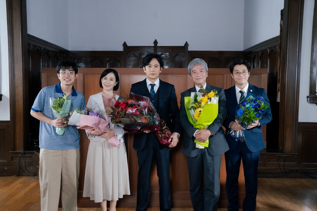 ぼくほし日誌💐特別編⑨
1.尾碕美佐雄役・稲垣吾郎さん
2.顧問弁護士の長谷川役・田村健太郎さん、井上孝也役・山田健人さんと共に最終話の裁判シーンでクランクアップ🎉

稲垣さんにしかできない尾碕理事長のお芝居はぼくほしの世界にオンリーワンな彩りを与えてくれました🫧