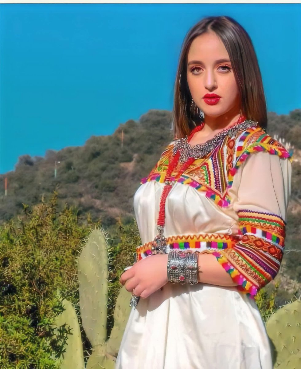 kmalkymw6's tweet image. أعرف أمرأة جعلت من قلوب عُشاقها عِقدا  ..
