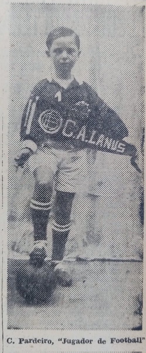 Carnaval de 1933 y un pibito con el muy gallego apellido Pardeiro ganaba un premio por su disfraz de "jugador de football". Camisa y banderín de <a href="/CALanusOficial/">Club Atletico Lanus</a>. Vaya a saber si en la actualidad el linaje familiar sigue teñido de granate.
