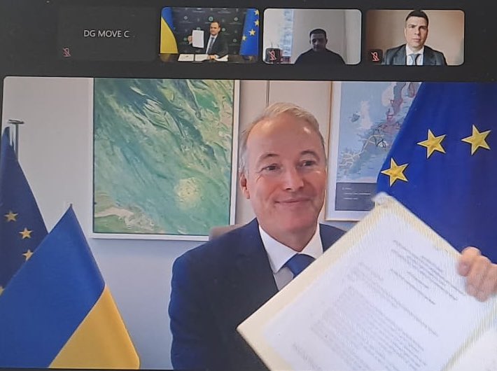 Deputy Prime Minister <a href="/OleksiiKuleba/">Oleksii Kuleba</a> welcomed today’s agreement as “historic”. Proud to sign it for the European Union 🇪🇺! Thanks to DM <a href="/SerhiyDerkach/">Serhiy Derkach</a> for the excellent cooperation 🇪🇺 🤝 🇺🇦
