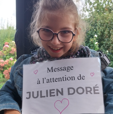 LMPositif's tweet photo. 🇫🇷 Adèle, 10 ans, atteinte de paralysie cérébrale, va réaliser son rêve ! Après avoir interpellé Julien Doré sur les réseaux sociaux, la fillette a eu la surprise de recevoir une réponse de son idole. Le samedi 4 octobre, elle assistera à son concert et le rencontrera en coulisses. (France 3)💗

📸 Pour aider Adèle