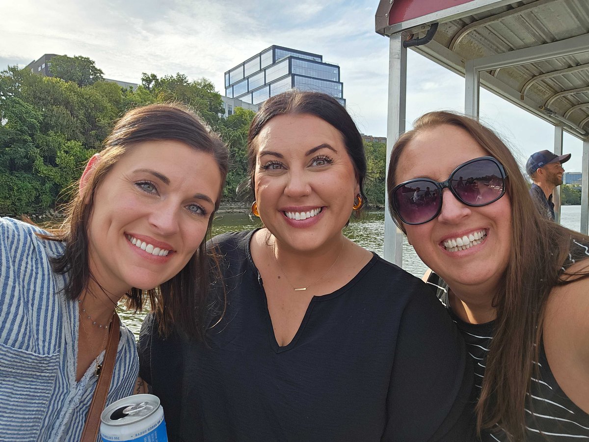 DocTimeLog's tweet image. We just returned from our fall company meeting in Nashville! A few days of brainstorming, planning, and connecting with partners left us energized and inspired. We laughed plenty, ate great food, and spent some time on the water.
