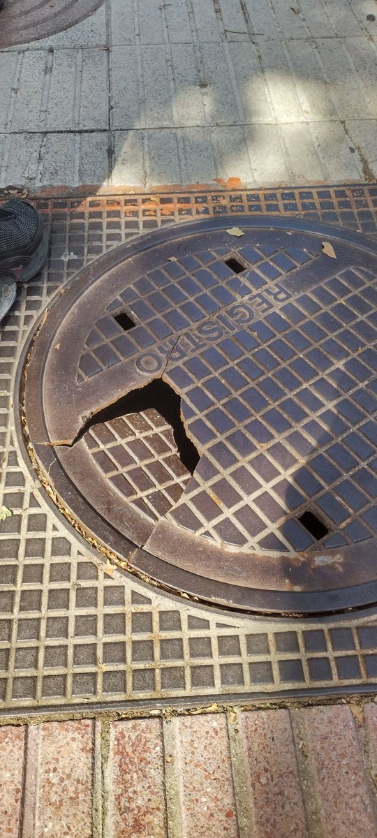 Hola <a href="/sansecomunica/">Ayuntamiento de San Sebastián de los Reyes</a> , frente a la puerta del CEIP Enrique Tierno Galván, la que se encuentra en Avda de Extremadura, hay una tapa de alcantarilla rota en la acera y puede ser muy peligrosa.