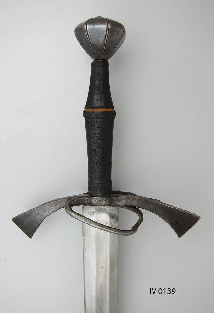 A beautiful #Longsword with a complex hilt,

OaL: 43.4 in/110.2 cm
Blade Length: 35.6 in/90.3 cm
Weight: 3.2 lbs/1.5 kg

#Germany, ca. 1525-1545, housed at the <a href="/skdmuseum/">Staatliche Kunstsammlungen Dresden</a>

#weapons #sword #hre #holyromanempire #renaissance #skd #art #history