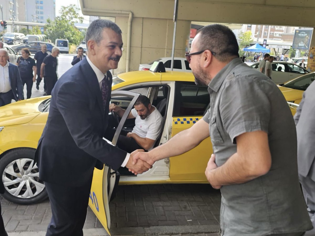 erolkeles23's tweet photo. ❝Türkiye Yüzyılı Buluşmaları ile her gönülde olmaya devam ediyoruz.❞
📍İstanbul | Kartal

Atalar Mahallesi’nde Atalar Taksi Durağı’nı ziyaret ederek şoför esnafımızla bir araya geldik, talep ve görüşlerini dinledik.

Misafirperverlikleri için teşekkür ediyor, hayırlı ve bereketli kazançlar diliyorum.

@Akparti @abuyukgumus 
#HerMahallesiyleTürkiyeYüzyılı #HepBirlikteGüçlüTürkiye
#TürkiyeYüzyılıBuluşmaları