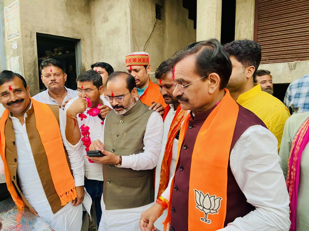 ArvindPateriyaa's tweet photo. आज राजनगर विधानसभा क्षेत्र के लवकुश नगर में पूर्व भाजपा प्रदेश अध्यक्ष एवं सांसद श्री विष्णु दत्त शर्मा जी के नेतृत्व में “स्वदेशी अभियान” के तहत पदयात्रा में शामिल हुआ।
@vdsharmabjp https://t.co/n7mz6kmE3H