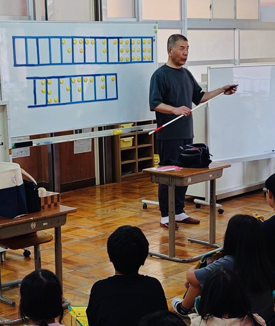 kamesikyo's tweet photo. 南つつじケ丘小学校で啓発活動に取組ました

視覚障害者の外出が困難な現状である一方、ゴルフ大会に参加しスポーツを楽しんだ事などお話しました

点字を書いていただき、時間の許す限り、その場で読み交流する事もできました
また、児童全員の点字文を預かり、後日返事文を書く約束もしました

#視覚 https://t.co/x9G3ytA58B
