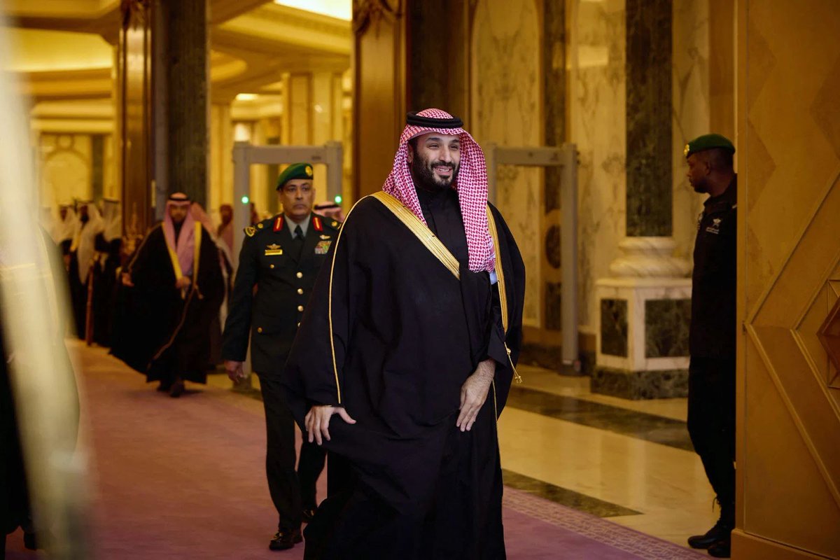 صحيفة هاندلسبلات الألمانية: 
▪️#السعودية تتحرك بثقة بين واشنطن وبكين وإسلام آباد، وتوقيعها معاهدة دفاع مع باكستان رسالة أنها تملك بدائل استراتيجية وترسم أمنها بقرارات سيادية. 

▪️المملكة لاعبًا مستقلًا وفاعلًا في رسم ملامح النظام العالمي الجديد، بينما تنشغل واشنطن بصراعاتها