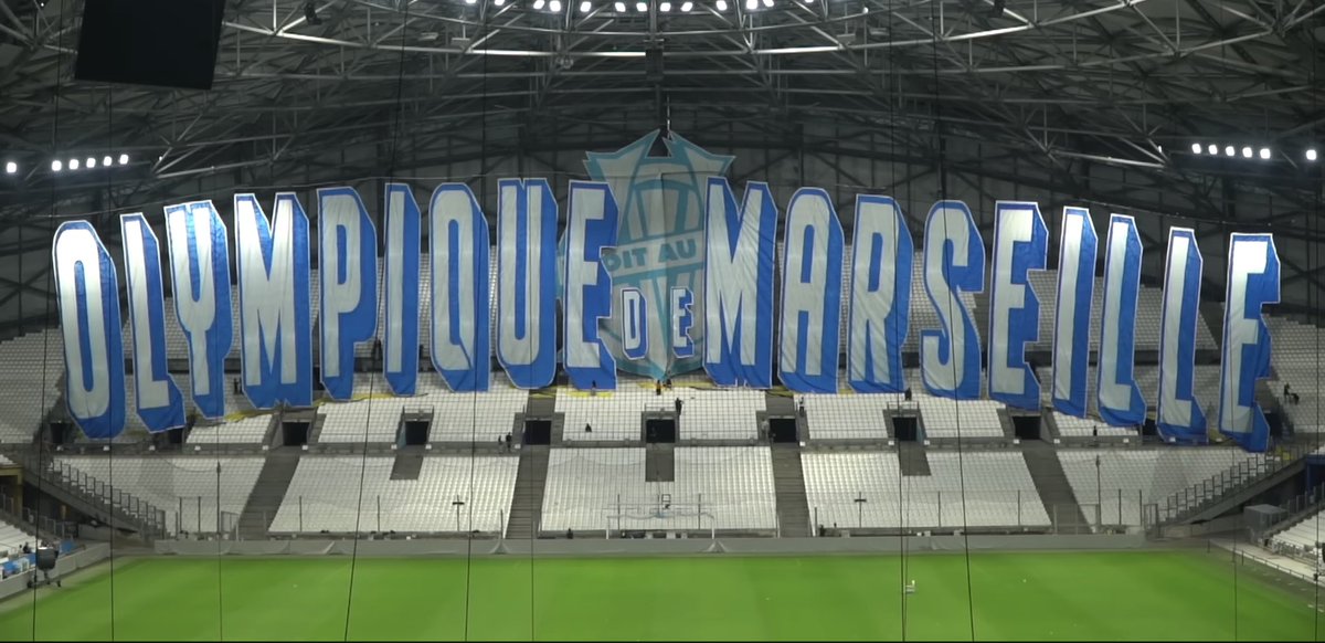 L’envers du décor.

Le tifo le plus haut de l’histoire de la Ligue 1 a mobilisé plusieurs centaines de personnes.

Il a été préparé et placé au Vélodrome samedi dernier, très tard dans la nuit.

#TeamOM #OM