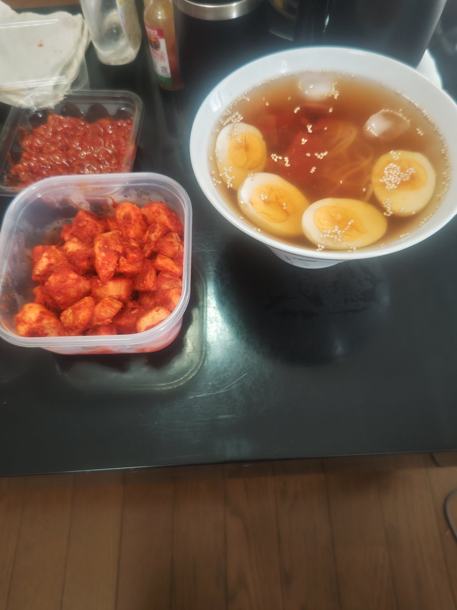 今日は冷麺だ！
この冷麺美味しかった〜！
まぁ、あとは7000円のキムチを堪能しましたよ。
そんなキムチだから、一口にかなりの神経を使うなぁ。
安いキムチみたいにガバガバ食べられない・・・