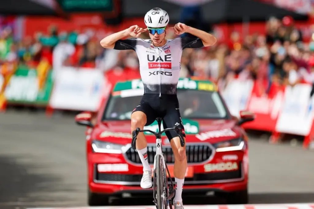CiclismoInter's tweet photo. (ANÁLISIS) Ayuso a Lidl-Trek es oficial: el impacto de un pase anunciado
https://t.co/jTBhEziSZl

#Ciclismo #Cycling https://t.co/DRGg1m6oFB