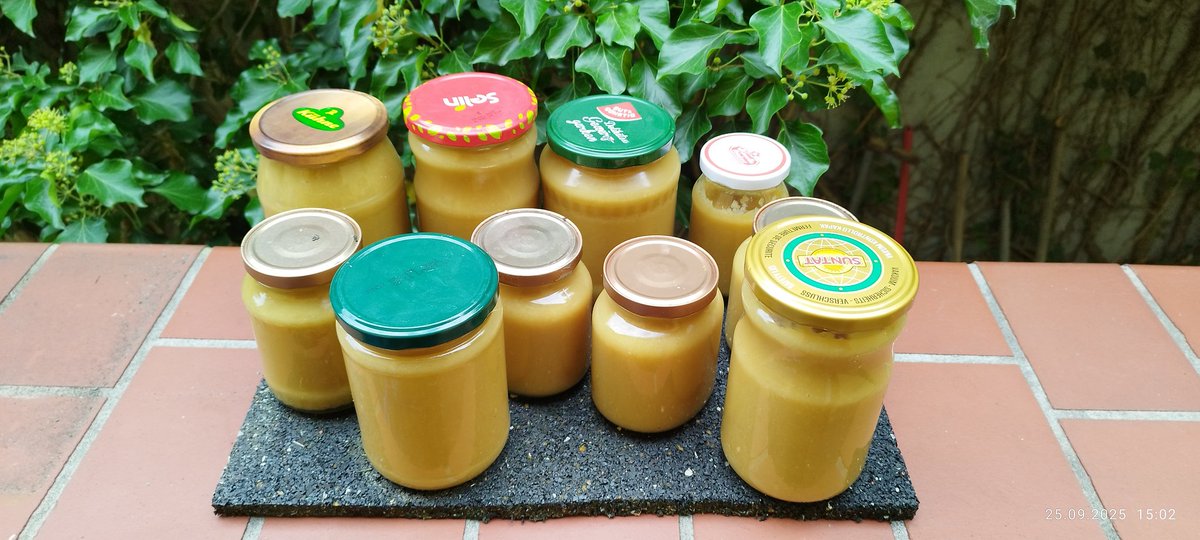 Uff, geschafft.
Ca. 4,5 Kilo Ingwermarmelade sind gekocht und abgefüllt.
Ist nicht jedermanns Sache, da mit echter Ingwerschärfe, aber ich find sie einfach genial und lecker.