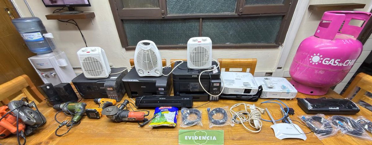 carab_ohiggins's tweet image. Esta madrugada, los permanentes patrullajes preventivos y el rápido actuar de @Carab_OHiggins Tenencia #Pelequén, permitieron la detención de 3 sujetos que momentos antes ingresaron al Liceo Portezuelo de #Malloa, para sustraer diversas especies, las cuales fueron recuperadas.