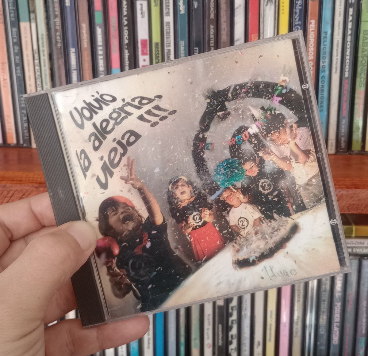 GerLeche's tweet image. Hoy es cinco del mes, y ya cobré
Y me voy a Parque Patricios a buscar a un amigo
me meto en el bar La Perla y pido una cerveza
mientras espero a un amigo que aún no llega
Todo lo miro sentado desde el bar