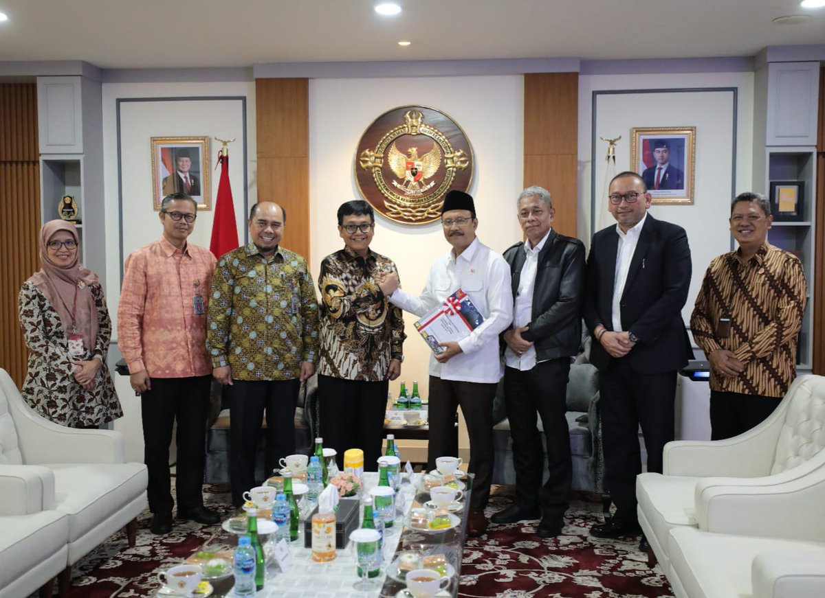 RadioElshinta's tweet photo. Kemensos Raih Opini Wajar Tanpa Pengecualian atas Laporan Keuangan 2024 dari BPK. 

Kementerian Sosial kembali mencatat capaian penting dalam pengelolaan keuangan negara. Badan Pemeriksa Keuangan (BPK) memberikan Opini Wajar Tanpa Pengecualian (WTP) atas Laporan Keuangan Kementerian Sosial (Kemensos) Tahun 2024. Opini WTP tersebut diserahkan secara resmi oleh Anggota III BPK RI, Akhsanul Khaq, kepada Menteri Sosial Saifullah Yusuf (Gus Ipul) di Gedung BPK, Jakarta Pusat, Kamis (25/9/2025). 

Mensos Gus Ipul menyampaikan apresiasi atas hasil pemeriksaan tersebut. “Saya berterima kasih sekali, selama ini proses pemeriksaan berjalan dengan baik. Kami juga berusaha sekuat tenaga untuk memenuhi apa yang dibutuhkan, hingga akhirnya Kemensos mendapat predikat WTP ini,” ungkapnya. 

Meski meraih WTP, Gus Ipul menegaskan masih ada sejumlah catatan yang akan segera ditindaklanjuti. Ia memastikan bahwa Kemensos berkomitmen memperbaiki tata kelola keuangan secara berkelanjutan. “Dalam waktu 60 hari ke depan, kami akan bekerja keras menindaklanjuti temuan BPK. Mudah-mudahan langkah nyata ini semakin memperkuat akuntabilitas Kemensos demi kebaikan di masa mendatang,” jelasnya. 

Menurut Gus Ipul, hasil pemeriksaan BPK tidak hanya menjadi evaluasi, tetapi juga menjadi pendorong Kemensos untuk semakin optimal dalam menjalankan arahan Presiden Prabowo Subianto. Tiga mandat prioritas yang kini menjadi fokus utama adalah, Konsolidasi Data Tunggal Sosial dan Ekonomi Nasional (DTSEN) bersama BPS. 

Kemudian Penyelenggaraan Sekolah Rakyat untuk memperluas akses pendidikan bagi masyarakat kurang mampu. 

Dan Penyaluran Bantuan Sosial yang Tepat Sasaran. 

“Kami bekerja sekuat tenaga agar bansos benar-benar diterima oleh mereka yang berhak,” tegas Gus Ipul. 

Turut hadir dalam acara tersebut Wakil Menteri Sosial Agus Jabo Priyono, Sekretaris Jenderal Kemensos Robben Rico, serta Inspektur Jenderal Kemensos Dody Sukmono. Dari pihak BPK hadir Direktur Jenderal Pemeriksaan Keuangan Negara (PKN) III Dede Sukarjo, Kepala Direktorat Pemeriksaan III.B Poegoeh Yoedo Roesmanto, dan Kepala Subdirektorat Pemeriksaan III.B.1 Ari Kristiana. (red) 
@prabowo 
@KemensosRI 
@GusIpul_ID 
@bpkri 

#KemensosSelaluAda